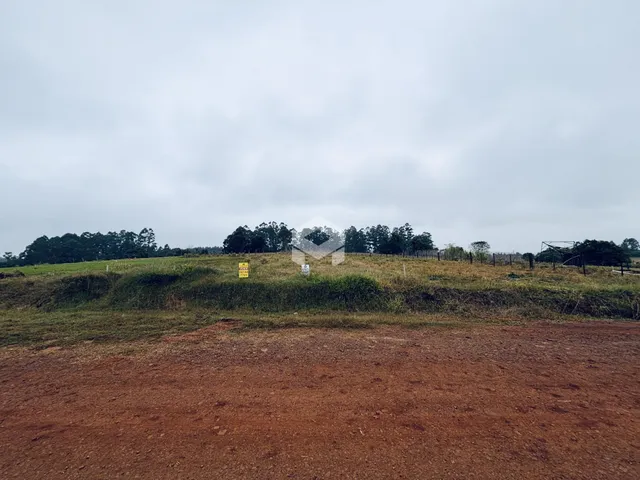 Vista de uma área de campo gramado com vegetação e sinais em Lajeado.