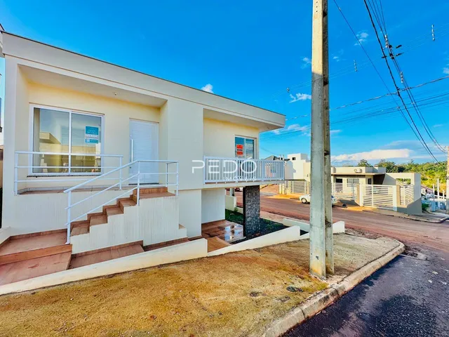 Fachada de uma casa em Lajeado, Brasil, com escadaria e grade de segurança.