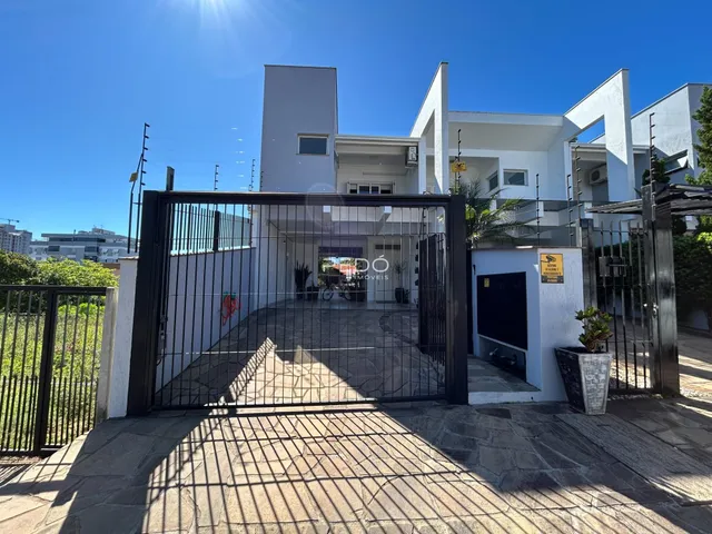 Fachada de uma residência moderna com portão de ferro na Lajeado, Brasil.