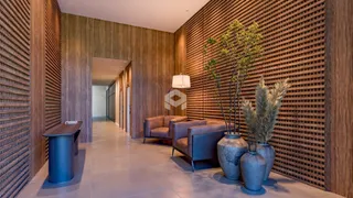 Sala de estar com decoração moderna e painéis de madeira.