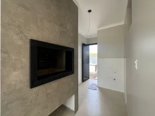 Hall de entrada com lareira moderna em ambiente interno.