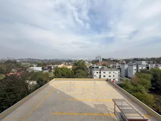 Vista aérea de uma área pavimentada com vista para a paisagem urbana de Lajeado.