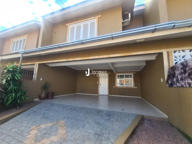 Fachada de uma casa em Lajeado, Brasil, com área de garagem coberta.
