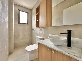 Foto de um banheiro moderno com revestimento em tons de cinza claro.