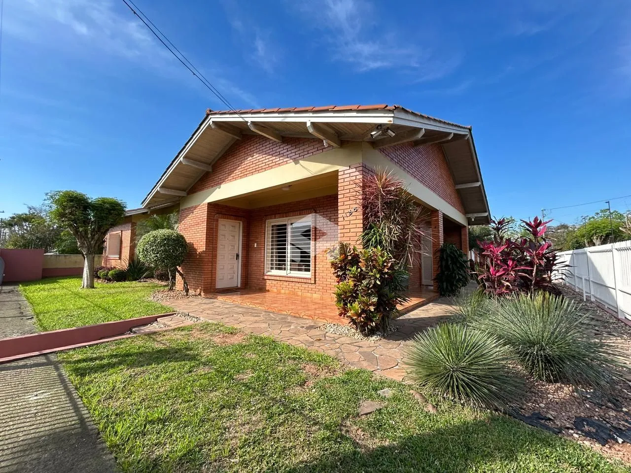 Fachada de uma residência em Lajeado, Brasil, com jardim frontal.