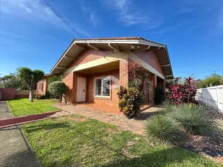 Fachada de uma residência em Lajeado, Brasil, com jardim frontal.