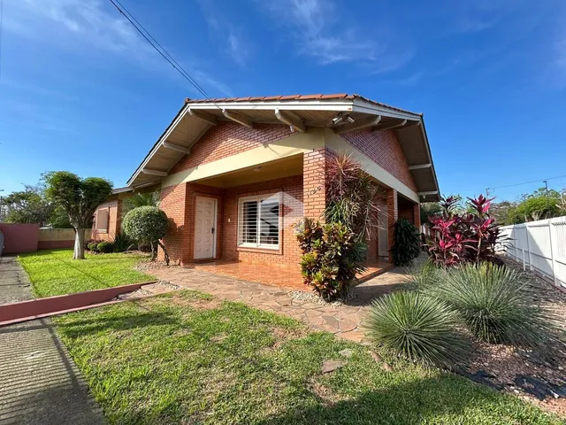Fachada de uma residência em Lajeado, Brasil, com jardim frontal.
