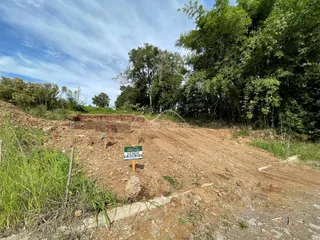Foto de um terreno aberto com vegetação e sinalização em Lajeado, Brasil.