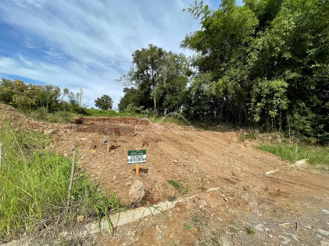 Foto de um terreno aberto com vegetação e sinalização em Lajeado, Brasil.