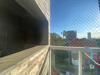 Vista da fachada de uma propriedade em Lajeado, Brasil, com cerca de tela.