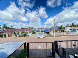 Vista externa de casas em uma rua residencial em Lajeado, Brasil.