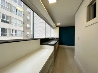 Vista interna de um corredor com grande janela em um imóvel no Brasil.