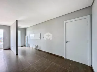 Hall de entrada com piso de cerâmica marrom e paredes cinzas na residência.