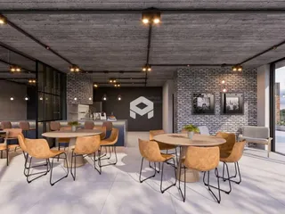 Sala com teto de concreto aparente e parede de tijolos.