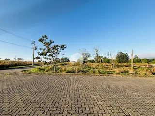 Vista da propriedade ao longo de uma estrada pavimentada.