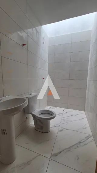 Foto de um banheiro com revestimento branco e piso de mármore.