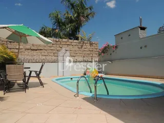 Vista da área da piscina de uma propriedade em Lajeado.