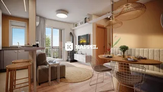 Sala de estar com grandes janelas que oferecem uma vista externa.