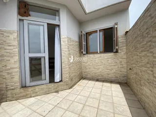 Parede externa com piso de cerâmica em uma propriedade em Lajeado.
