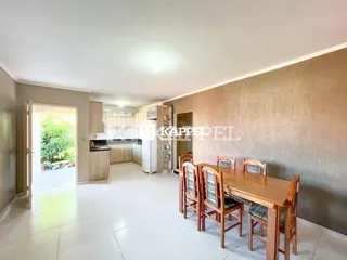 Foto de uma cozinha com armários e piso claro em um ambiente interno.