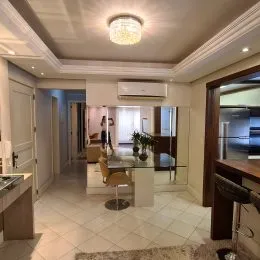 Foto interna de uma sala com teto rebaixado e iluminação clara.