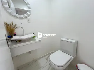 Foto de um banheiro com pia e vaso sanitário em um imóvel.