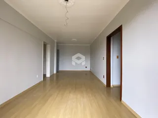 Hall de entrada com piso de madeira e paredes brancas.