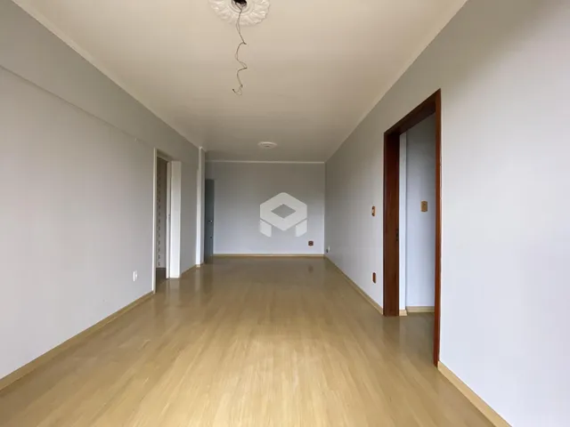 Hall de entrada com piso de madeira e paredes brancas.