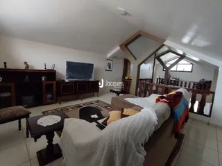 Foto de um quarto com cama e móveis de madeira.
