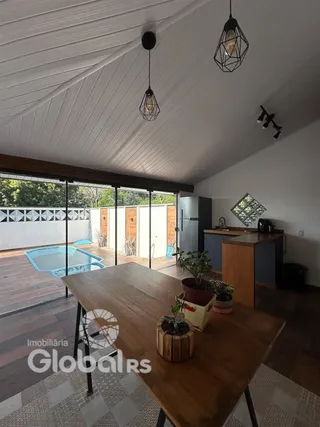 Sala de estar com acesso a uma área externa com piscina.