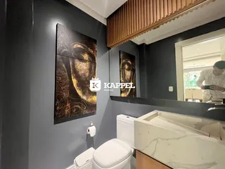 Banheiro moderno com bancada de mármore e vaso sanitário branco.