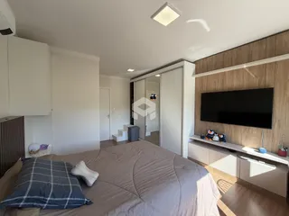 Quarto com cama e armários em um apartamento.