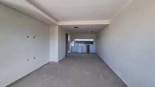 Foto de um corredor interno de uma residência.
