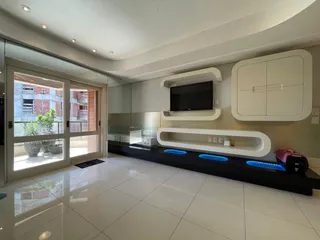 Sala de estar moderna com piso branco e porta de vidro que dá acesso ao exterior.