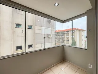Vista de uma área comum com janelas grandes em um imóvel no Brasil.