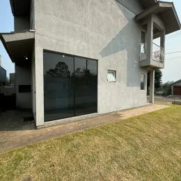 Fachada de uma residência moderna em Lajeado, Brasil.