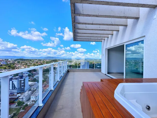 Vista panorâmica da propriedade com vista para a paisagem urbana.