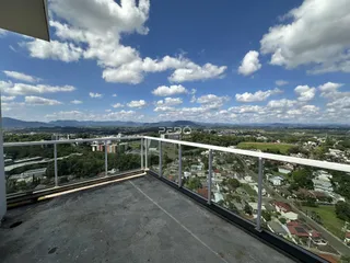 Vista panorâmica de uma propriedade com vista para a paisagem circundante.