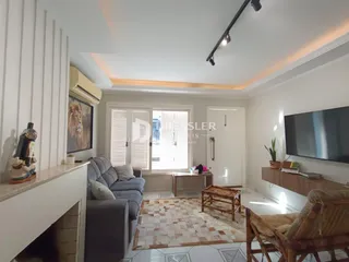 Sala de estar com lareira e porta de vidro abrindo para o exterior.