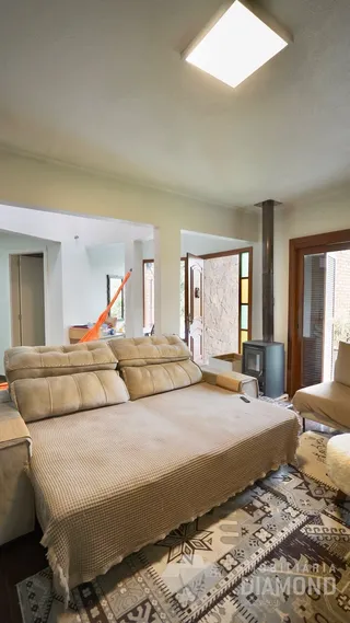 Sala de estar com sofá e tapete no interior da propriedade.