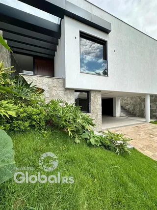 Fachada moderna de uma residência em Lajeado, Brasil, com jardim verde.