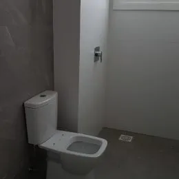 Foto de um vaso sanitário branco em um banheiro.