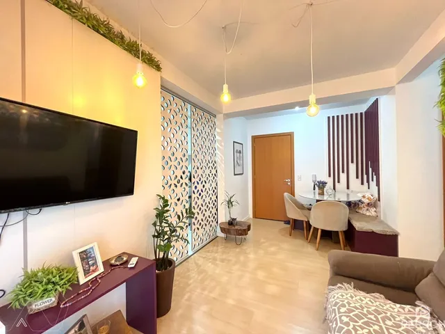 Foto de uma sala de estar com televisão e decoração moderna.