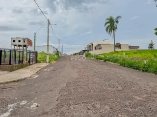 Vista da rua de terra em frente a casas no Lajeado, Brasil.