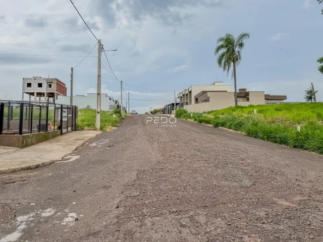 Vista da rua de terra em frente a casas no Lajeado, Brasil.