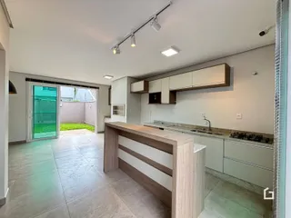 Vista da cozinha e área externa de uma residência em Lajeado.