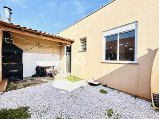 Vista externa de uma casa em Lajeado com jardim de cascalho.