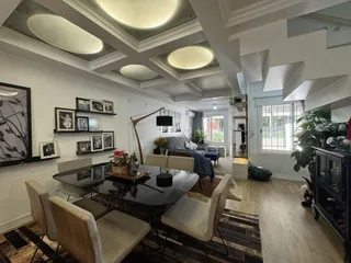Sala de jantar e estar com pé direito alto em um imóvel no Brasil.