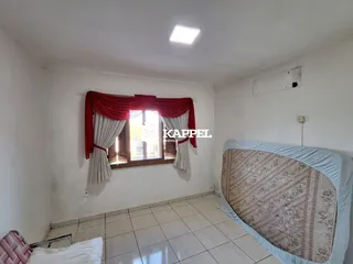 Foto de um quarto com cama e janela em um imóvel.