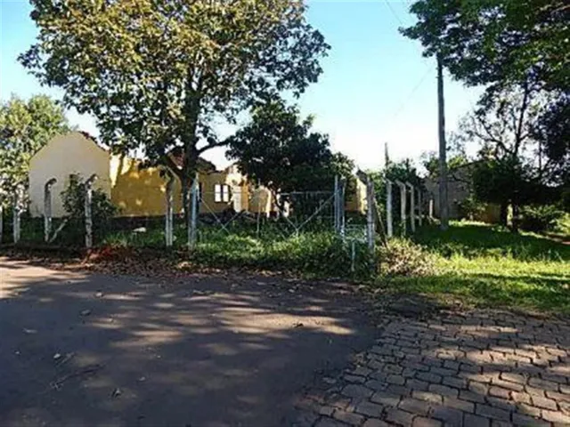 Vista da fachada de uma residência em Lajeado, Brasil, cercada por vegetação.